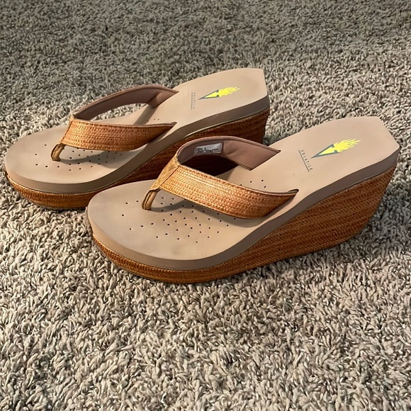 Ladies Size 9 Tan Volatile Thong Flip Flops Platform Wedge